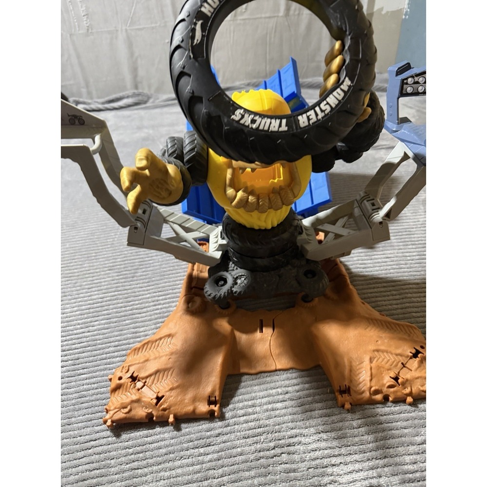 Hot Wheels Monster Trucks Arena Smashers Mega-Wrex vs. Crushzilla Not Complete